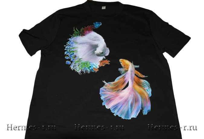 Принт на черной футболке